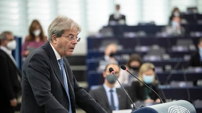 El comisario europeo, Paolo Gentiloni, se dirige a la cámara durante el debate sobre los 'Papeles de Pandora'.