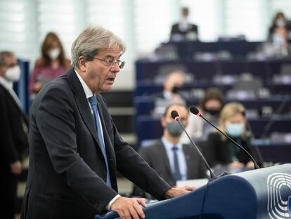 El comisario europeo, Paolo Gentiloni, se dirige a la cámara durante el debate sobre los 'Papeles de Pandora'.