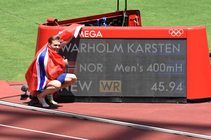 El atleta noruego Karsten Warholm bate el récord mundial de 400m vallas durante los Juegos Olímìcos de Tokio