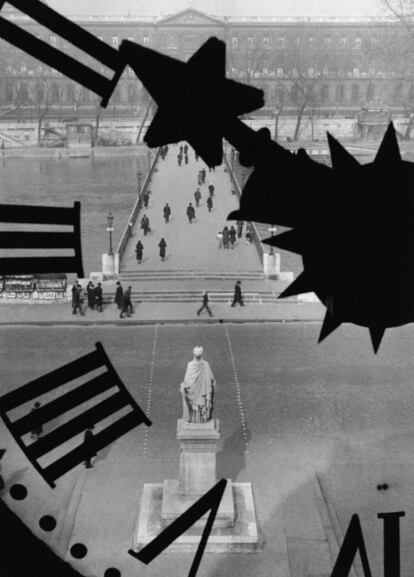 'El Pont des Arts visto a través del reloj del Instituto Francés' (1929), una de las fotografías de André Kertész de la exposición que le dedica la Sala Municipal de Exposiciones de San Benito en Valladolid.