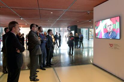 Recorrido durante la inauguración en Bilbao de la exposición multisensorial que recorre la historia de los 40 años de EL PAÍS.