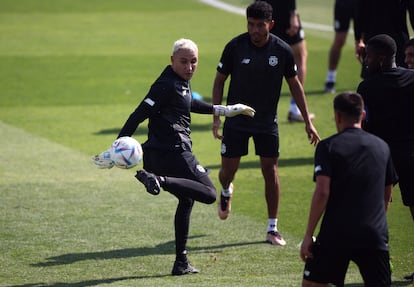 Keylor Navas, durante un entrenamiento en Qatar este martes.