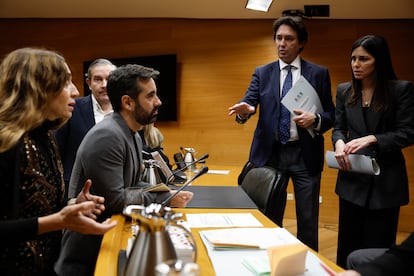 La presidenta de la comisión, Miriam Turiel (d), junto al portavoz parlamentario socialista, José Muñoz (3i), a la diputada de Compromís, Isaura Navarro (i), y al diputado popular, Vicente Betoret (2d), vicepresidente de la comisión en Les Corts Valencianes este lunes.