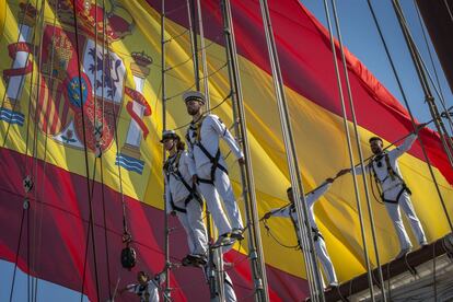 La tripulación del bergantín-goleta Juan Sebastián ElCano, buque escuela de la Armada Española, a su llegada al puerto de Cádiz después de cuatro meses de navegación tras haber finalizado su crucero de instrucción número 89.