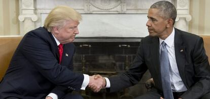 El presidente de EE UU, Barack Obama saluda al presidente electo Donald Trump al final de su encuentro en el despacho oval en la Casa Blanca hace varios días.