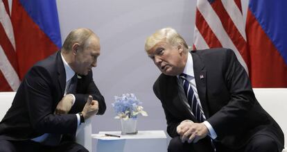 Trump charla con Putin en una cumbre del G20 en 2017.