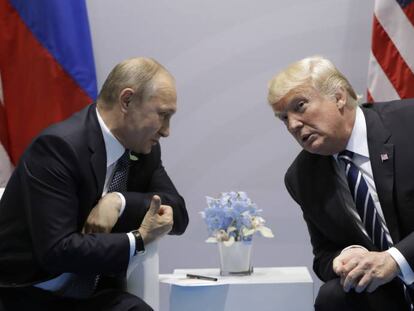 Trump charla con Putin en una cumbre del G20 en 2017.