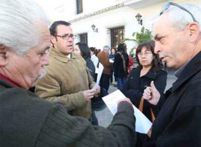 Vecions de Mijas afectados por las casas ilegales se concentraron ayer frente al Ayuntamiento.