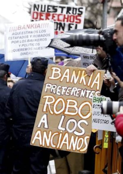 Afectados por las participaciones preferentes se manifiestan a las puertas de la Audiencia Nacional donde esta tarde ha llegado el presidente de Bankia, José Ignacio Goirigolzarri, para declarar ante el juez Fernando Andreu como testigo en la causa que investiga el agujero contable de la entidad.