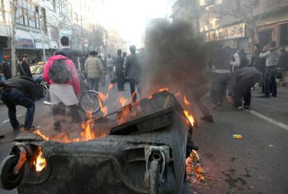 Los manifestantes iraníes montan una barricada en Teherán. La fotografía ha sido proporcionada a la agencia AP por una tercera fuente.