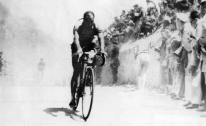 Miguel Poblet corona en primera posición el Tourmalet.