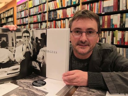 Aduriz con uno de los ejemplares de 'Mugaritz' en la librería Elkar de San Sebastián.