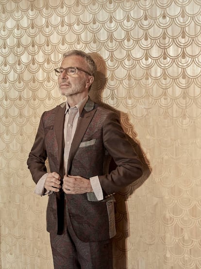 Échaudemaison posa en el espacio parisiense de perfumes de la Maison Guerlain, apoyado en una pared revestida con una marquetería de paja, obra de la artista-artesana Lison de Caunes.