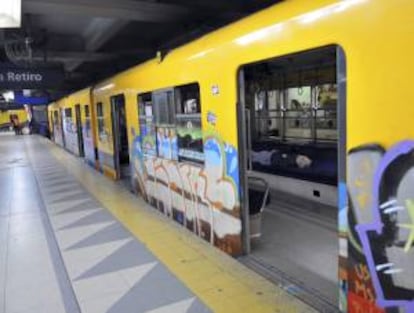 Un trabajador del metro fue registrado este lunes al descansar en un vagón, en la estación Constitución de Buenos Aires (Argentina). La huelga que por diez días paralizó este servicio de transporte en la capital argentina se reanudo a primera hora de hoy.