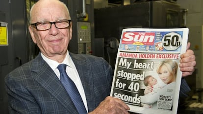 Rupert Murdoch con un ejemplar de &#039;The Sun&#039;.