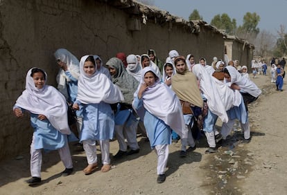 Escolares afganas, esta semana en el campo de refugiados de Haripur (F. NAEEM, AFP)