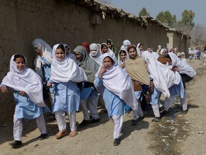 Escolares afganas, esta semana en el campo de refugiados de Haripur (F. NAEEM, AFP)