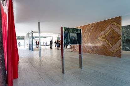 La vitrina vertical instalada en el pabellón Mies van der Rohe. / ANNA MAS