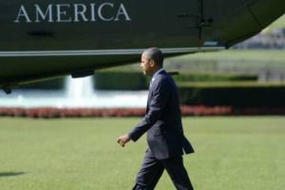 El presidente estadounidense Barack Obama se dispone a abandonar la Casa Blanca en Washington, Estados Unidos con rumbo a Camp David, donde pasará el día con los miembros del gobierno y sus familiares.