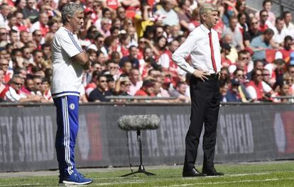Mourinho y Wenger, durante el partido.