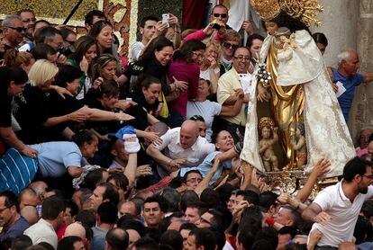 Valencia, España, 12 de mayo de 2013. Como cada segundo domingo de mayo, los valencianos celebraron la fiesta de su patrona, la Virgen de los Desamparados, que salió en procesión desde la Basílica a la Catedral en medio del fervor de miles de devotos.