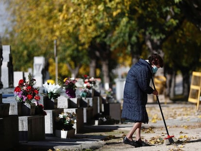 Una mujer visita la tumba de sus familiares en el cementerio madrileño de la Almudena.