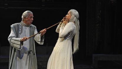 Vargas Llosa y Aitana Sánche Gijon durante 'Los Cuentos de la Peste'