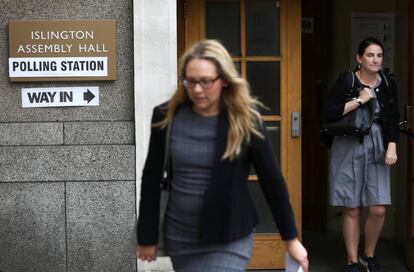 Dos mujeres salen de un centro electoral tras votar en Londres.