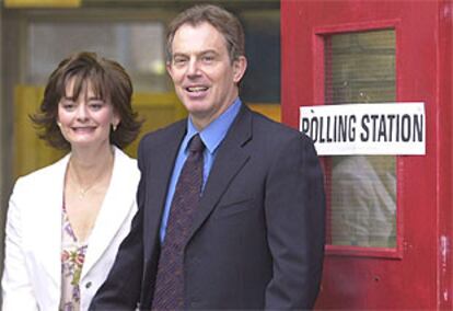 Tony Blair y su mujer, Cherie, salen ayer de un colegio tras depositar su voto.