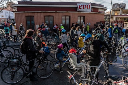 Decenas de ciclistas en el recorrido que hacen normalmente desde el Espacio Vecinal de Arganzuela (EVA) en Legazpi Madrid.