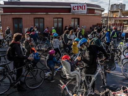 Decenas de ciclistas en el recorrido que hacen normalmente desde el Espacio Vecinal de Arganzuela (EVA) en Legazpi Madrid.