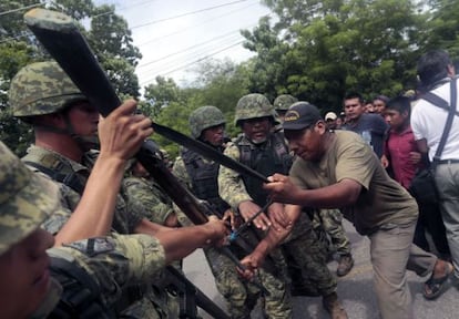 Un soldado desarma a un guardia comunitario de Guerrero en agosto pasado