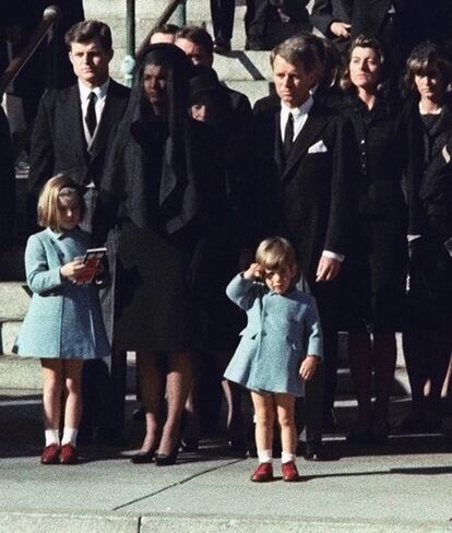 25 de noviembre de 1963. John F. Kennedy, con 3 años, saluda el féretro de su padre en Washington, tres días después que fuera asesinado en Dallas. Jacqueline Kennedy, en el centro, y su hija Caroline Kennedy son acompañadas por el hermano del presidente , el senador Edward Kennedy (i) y por Robert Kennedy (d).