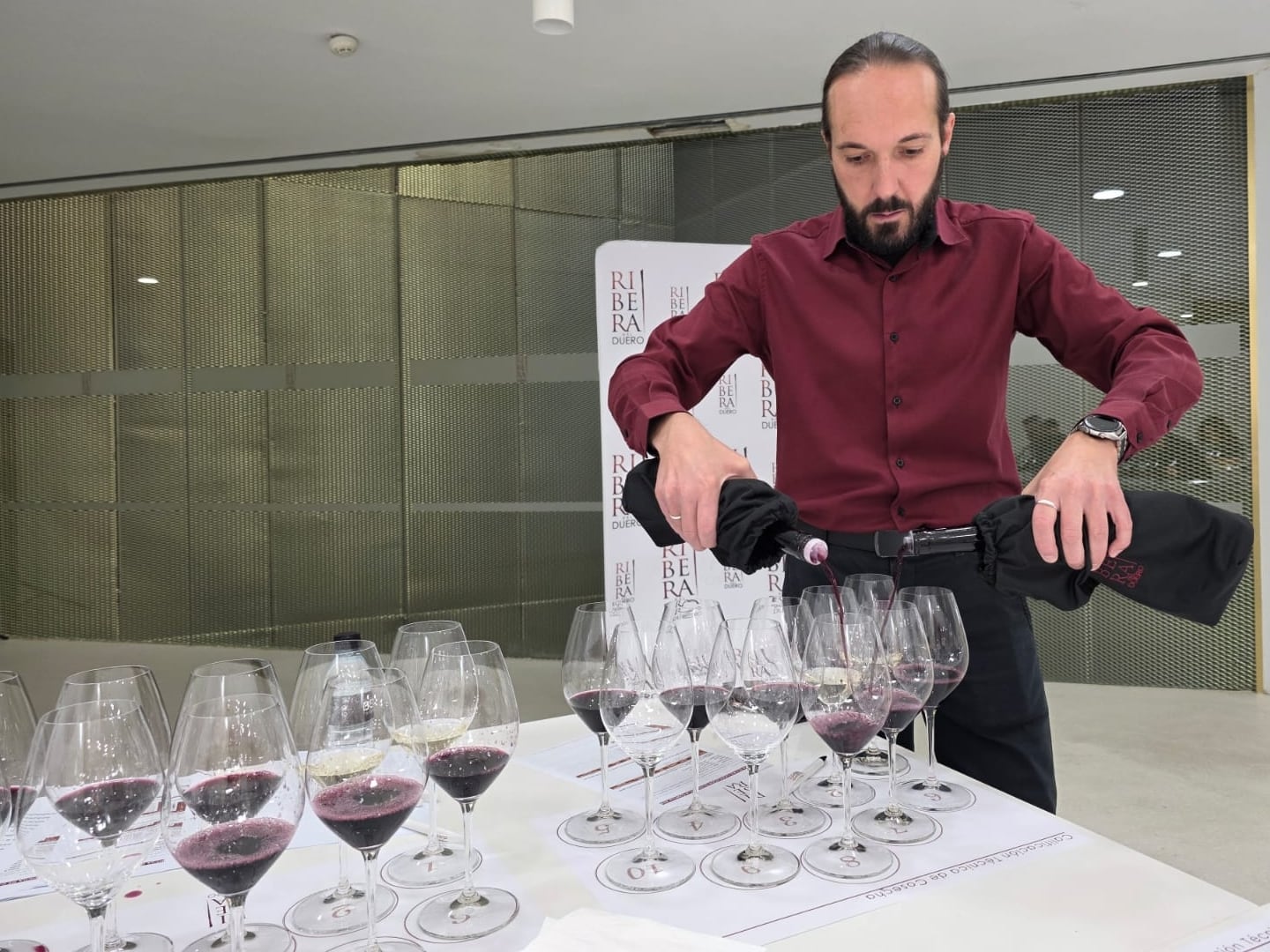 Alberto Tobes, director de Viticultura del Consejo Regulador de la Denominación de Origen Ribera del Duero, este lunes, sirviendo los vinos durante la cata a ciegas en la que se decidió la calificación de la añada 2024.