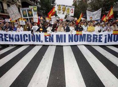 Cabecera de la manifestación convocada por la Asociación de Víctimas del Terrorismo (AVT) en Madrid en contra de la política del Gobierno en el llamado proceso de paz.