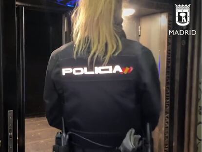 Una agente de la Policía Nacional, en la entrada de la discoteca Nazca, donde se ha producido la reyerta.