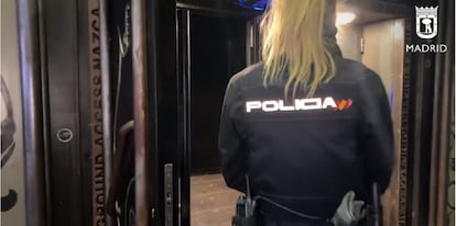 Una agente de la Policía Nacional, en la entrada de la discoteca Nazca, donde se ha producido la reyerta.