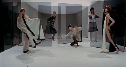 Las modelos Jill Kennington, Rosaleen Murray, Peggy Moffitt, Ann Norman y Melanie Hampshire en ‘Blow Up’, Michelangelo Antonioni, 1966.