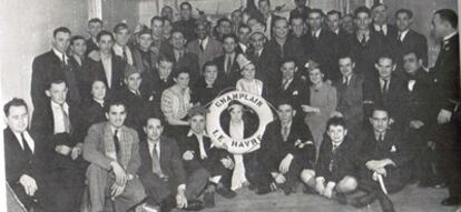 Un grupo de voluntarios, entre ellos, el brigadista de la foto de Centelles (en el centro, al fondo) posa a bordo del barco Champlain antes de zarpar hacia España. Llegaron el 6 de enero de 1937