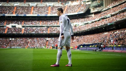 Ronaldo se prepara para lanzar un penalti durante un partido frente al Barcelona en el Santiago Bernabéu, el 2 de marzo de 2013.