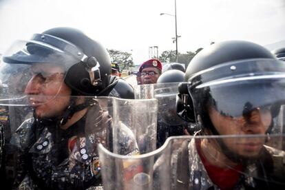 Desde la madrugada de este sábado los elementos de las fuerzas armadas bolivarianas se han apostado en los cruces fronterizos para impedir el paso de cualquier persona. Los seguidores de Guaidó le han demandado a los miembros del ejército que cesen el apoyo a Nicolás Maduro.