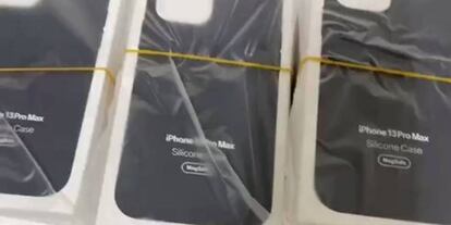 Fotos de las cajas de las fundas de los iPhone 13.