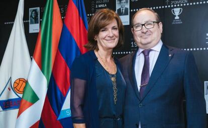 La presidenta del Eibar, Amaia Gorostiza y Juan Luis Mardaras.