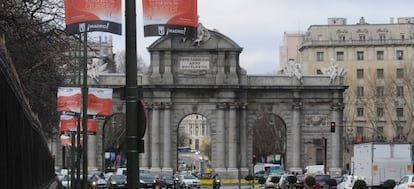 Banderolas de la nueva campa&ntilde;a, en la Puerta de Alcal&aacute;.