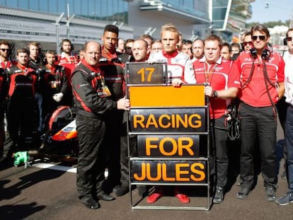 Max Chilton, pilot de Marussia F1 i company de Bianchi, sosté un cartell abans de la cursa del Gran Premi de Rússia.