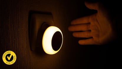 Luz nocturna con sensor en una pared