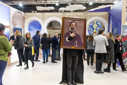 La oferta turística española se concetra en los pabellones 7 y 9. Toledo, por ejemplo, acude presumiendo de su patrimonio histórico y cultural, concretamente en forma de mapa turístico: la capital de El Greco (en la foto, una animación de su famosa obra ‘El caballero de la mano en el pecho’, pintada hacia 1580) presenta un plano de su casco histórico que recoge los establecimientos, empresas y organizaciones destacadas con el sello de calidad turística SICTED, proyecto que le ha distinguido como mejor destino turístico de calidad en 2019. Además, el espectáculo Puy de Fou, estrenado el pasado año, volverá a ser protagonista entre las citas culturales de la capital castellanomanchega en 2020.