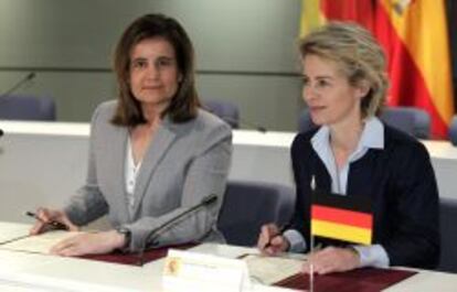 La ministra espa&ntilde;ola de Empleo y Seguridad Social, F&aacute;tima B&aacute;&ntilde;ez (i), y la ministra Federal de Trabajo y Asuntos Sociales de Alemania, Ursula von der Leyen, durante la reuni&oacute;n que han mantenido hoy en Madrid en la que han firmado un Memorando de Entendimiento para reforzar los mercados de trabajo y promover el empleo juvenil.