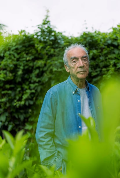 Juan José Millas en el jardín de su casa, el 15 de mayo de 2025.
