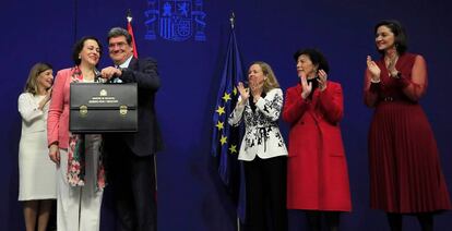 El nuevo ministro de Seguridad Social, Inclusión y Migraciones, José Luis Escrivá, recibe la cartera de manos de la ministra saliente, Magdalena Valerio.